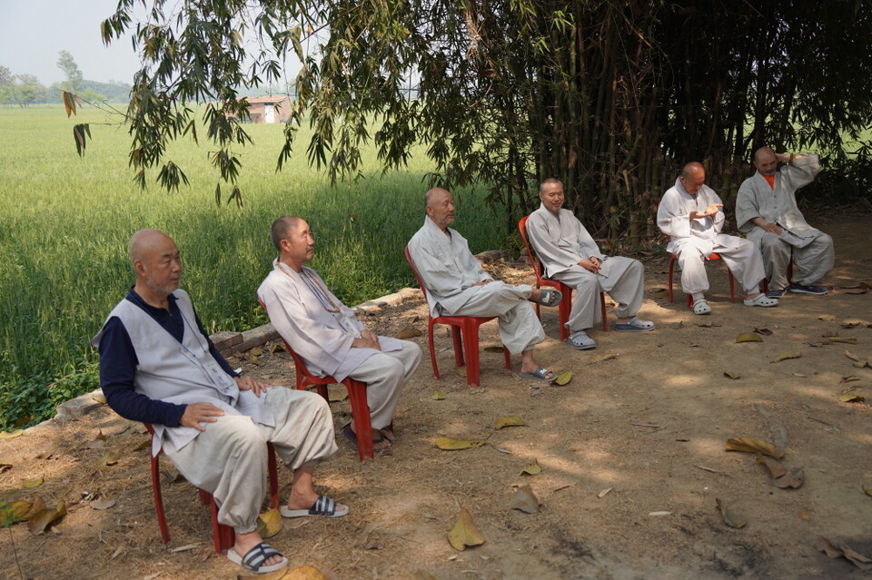 1조는 인원이 많아 6명 씩 두 개 조로 나눠 진행했다. 앞서 인터뷰를 하는 모습