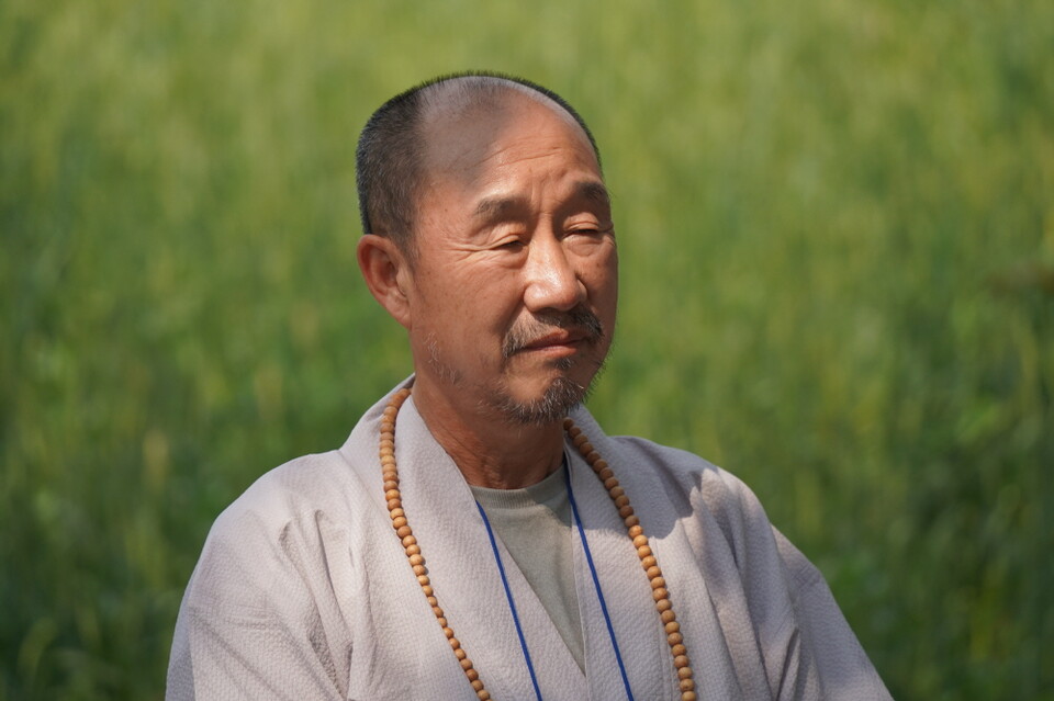 묵언 수행 중인 덕조스님