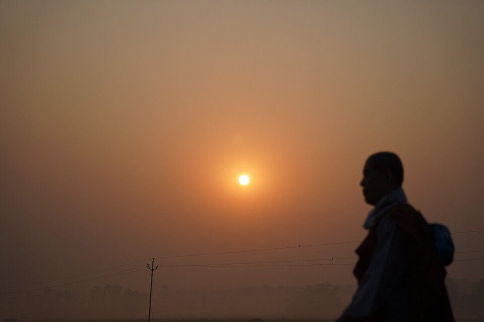 상월결사 인도순례 33일차, 부처님께서 피를 부르는 전쟁을 화합의 강으로 변모시켰던 로이나강을 지나 부처님 탄생지 룸비니로 향했다. 떠오르는 해를 받으며 길을 가는 회주 자승스님.