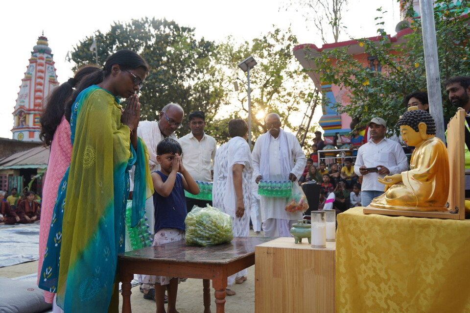 부처님께 공양 올리는 콜리야족 지역 주민들
