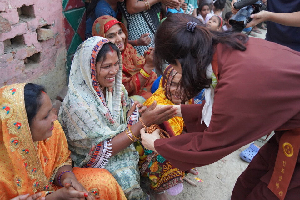 순례단이 단주를 선물했다