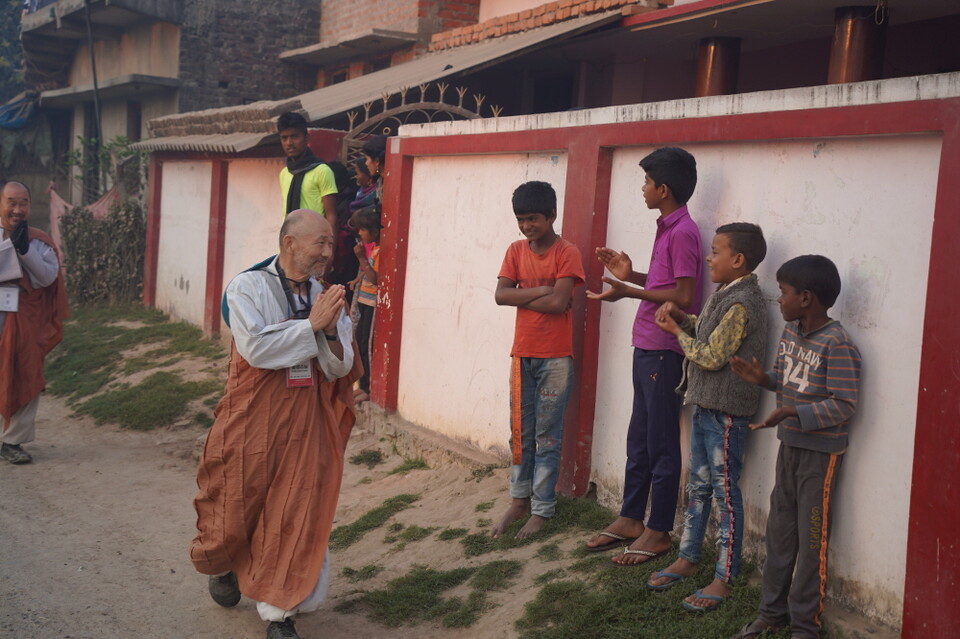 아이들만 보면 즐거운 노스님들