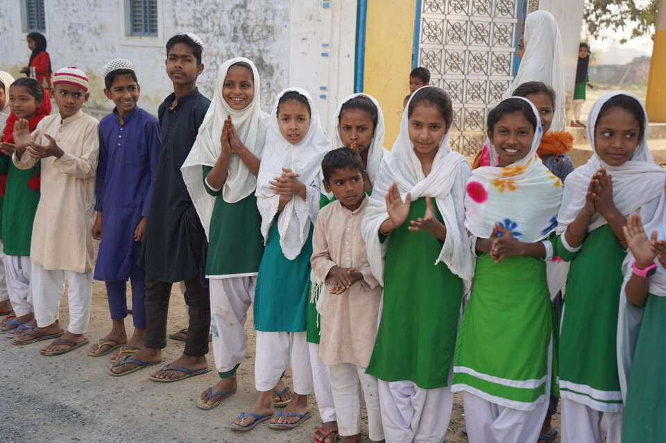 이슬람 어린이들도 박수로 환영