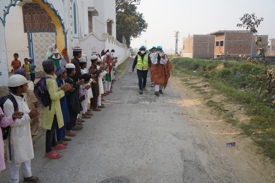 이슬람 학교 앞을 아이들 환영을 받으며 지나다