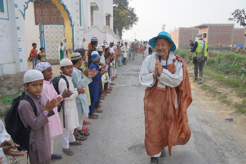 이슬람 학교 앞을 지나는 순례단