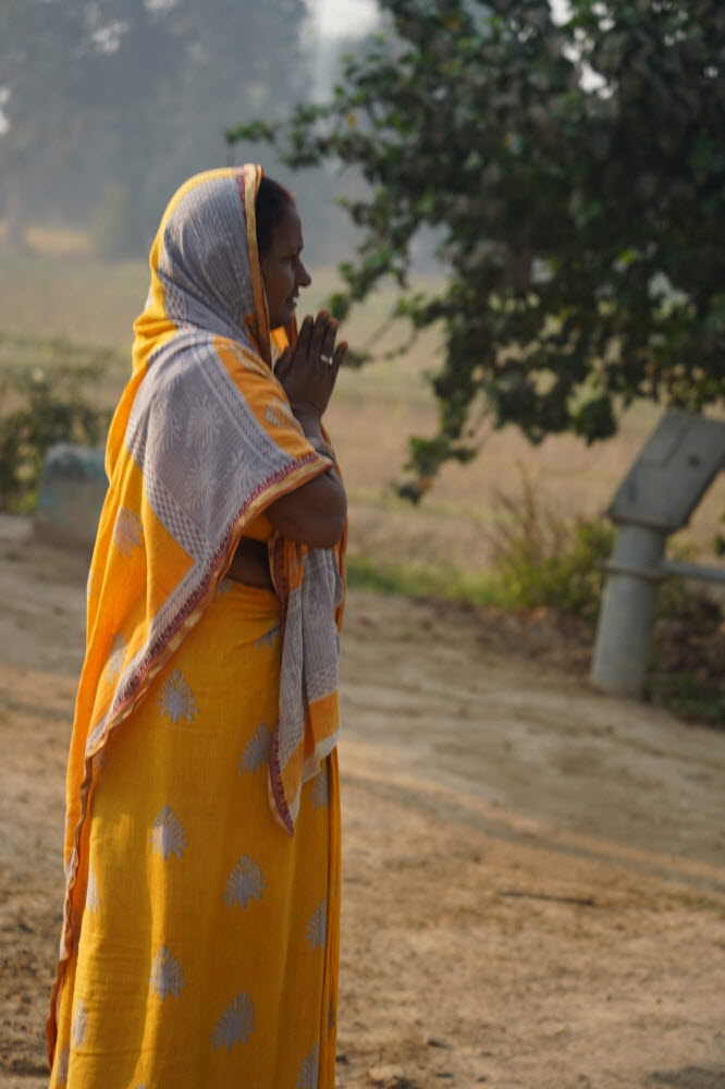 합장하며 순례단을 맞이하는 주민