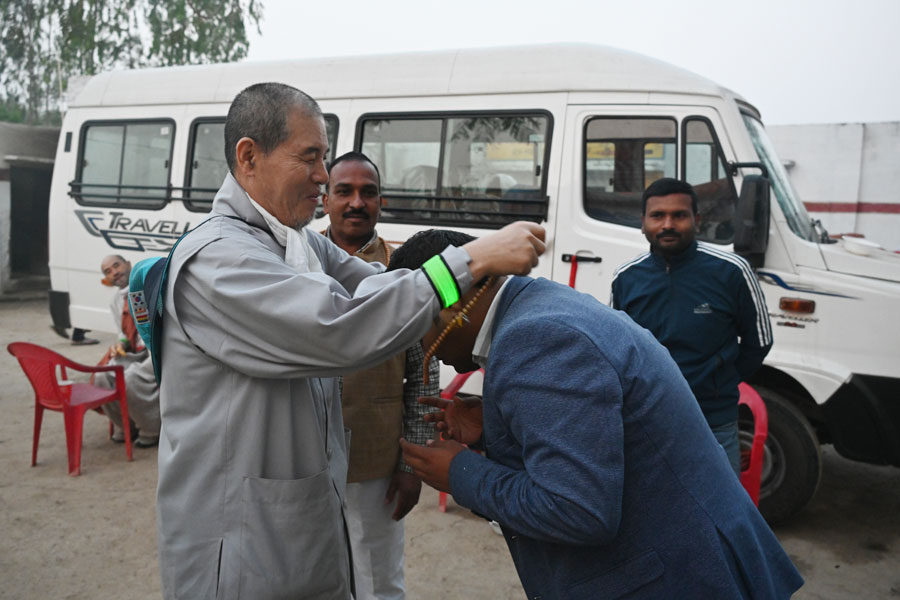 순례단을 환영하는 주민들과 돕는 이들의 발길이 이어지고 있다. 상월결사 회주 자승스님은 이들에게 일일이 감사의 선물을 증정하고 있다. 회주 자승스님이 3월13일 아침공양 장소에서 만난 사우라브 시리와스도 판사에게 염주를 걸어주고 있다.