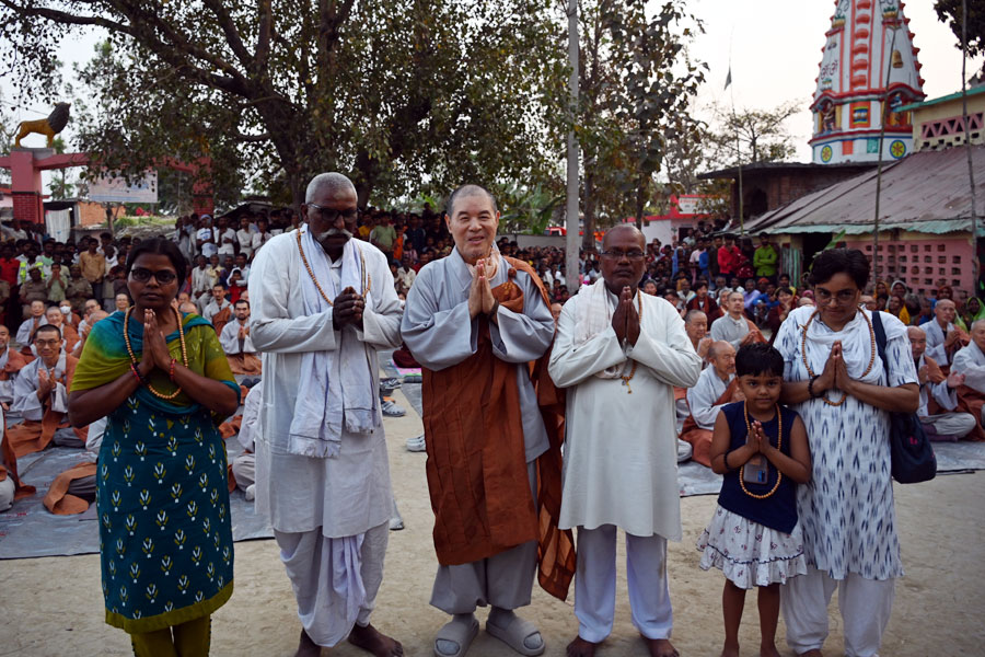새벽예불과 저녁예불을 연이어 참석하고 부처님 전 꽃 과일 공양을 올린 불자들. 상월결사 회주 자승스님은 이들에게 특별한 선물을 증정했다.