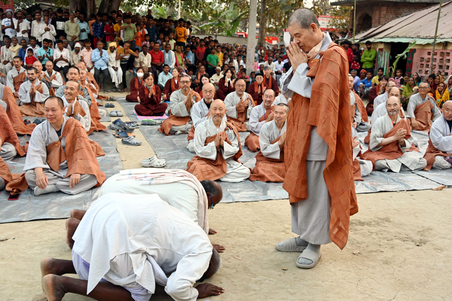 인도 사찰에서 찾아온 이들이 상월결사 회주 자승스님에게 예를 올리고 있다.
