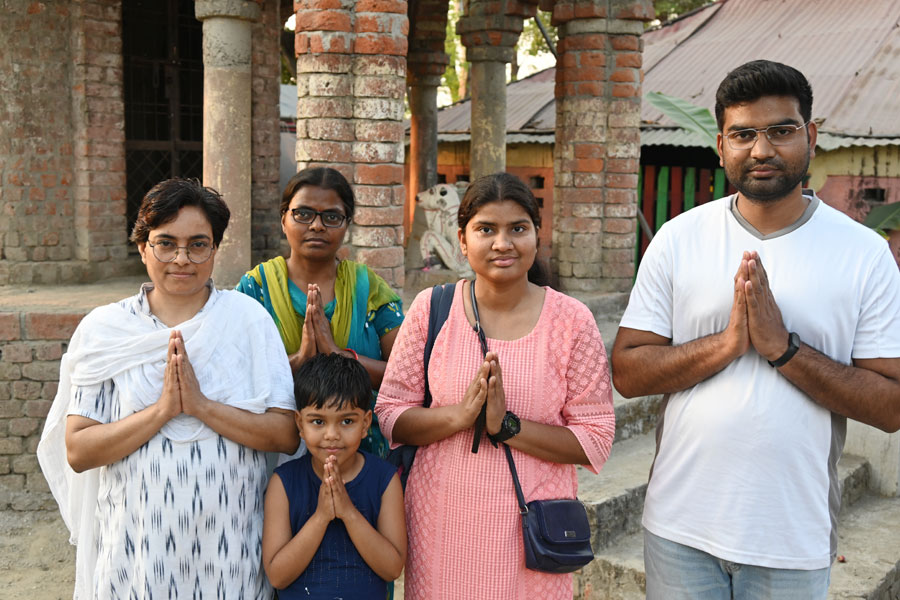 새벽예불과 저녁예불을 연이어 참석하고 부처님 전 꽃 과일 공양을 올린 불자들. 한국 순례단의 예불을 지켜보며 