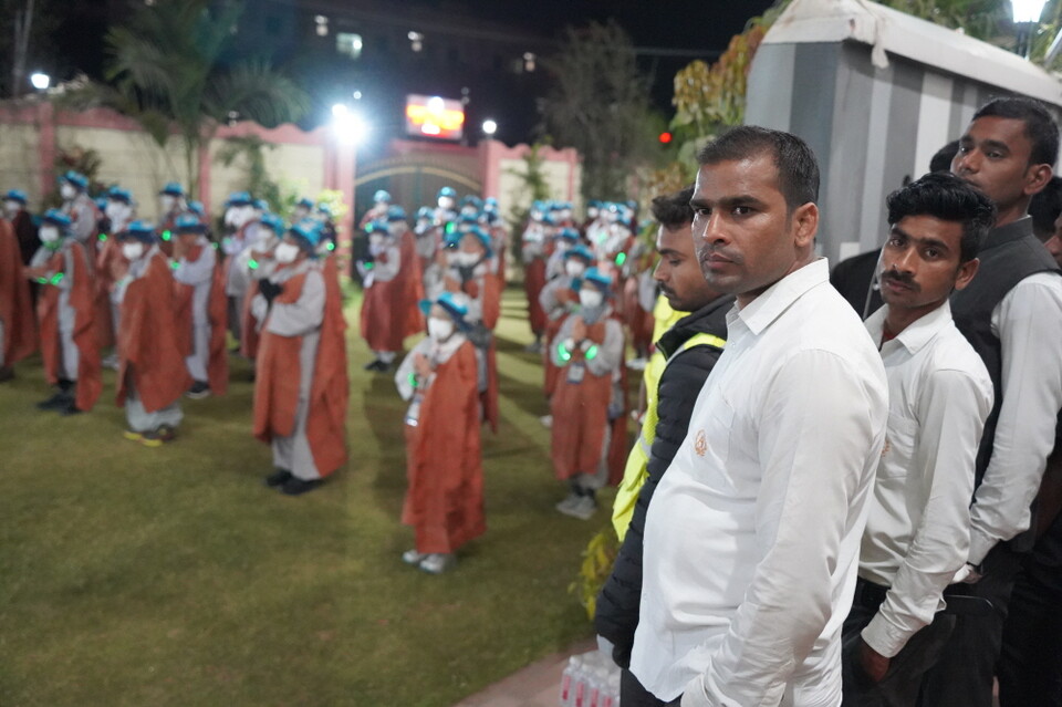 2월22일 보드가야에서 출발 전 순례단을 찾아왔던 인도순례 추진 불자들