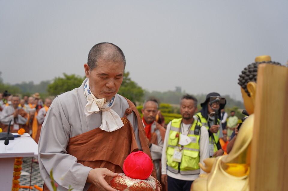 34일차 부처님 탄신지 룸비니에서 연등 공양 올리는 회주 자승스님.