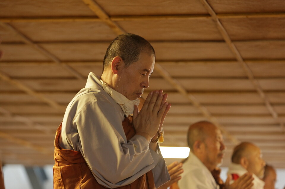 마야데뷔사원에서 108 올리는 스님들. 사진=공동취재단
