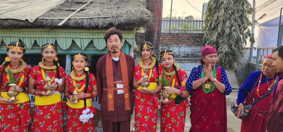 출입국 사무소 앞에서 환영하는 네팔불자들