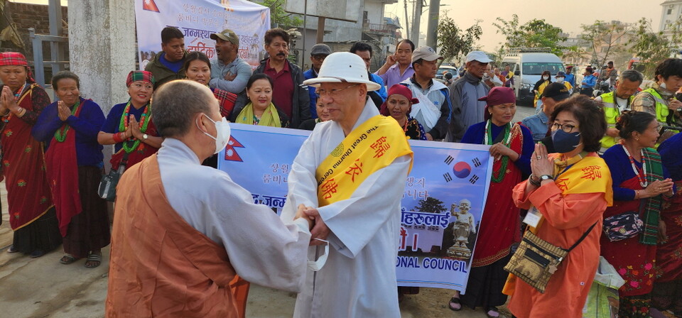 순례 중인 은해사 주지 덕조스님을 반갑게 맞이하는 동화사 주지 능종스님