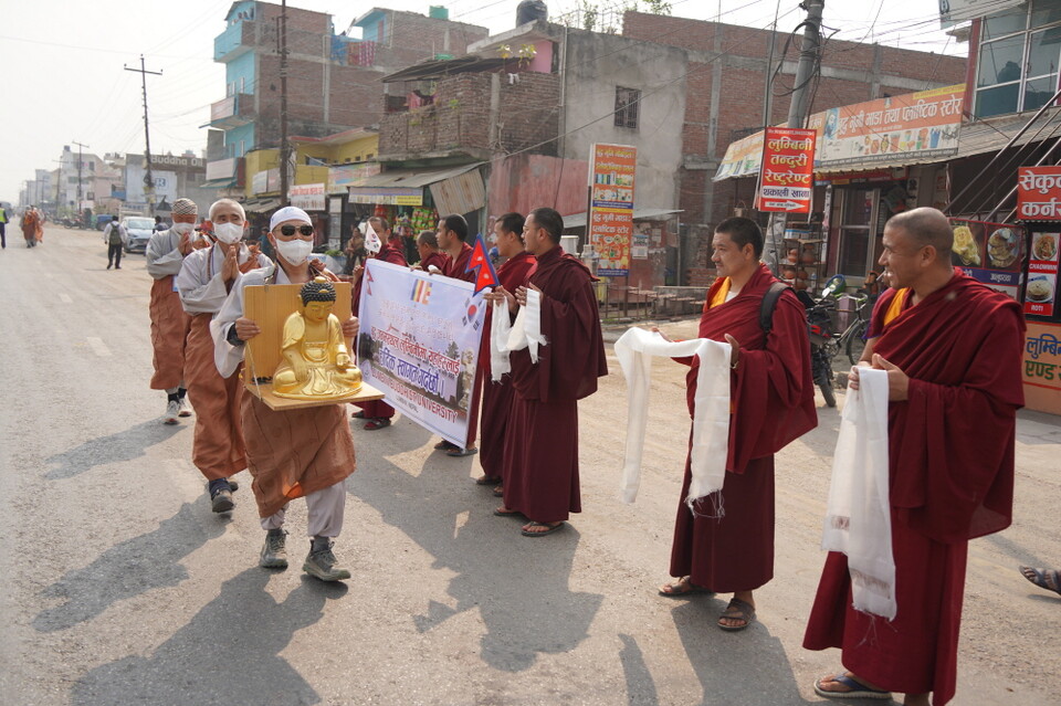 순례단 환영하는 모습