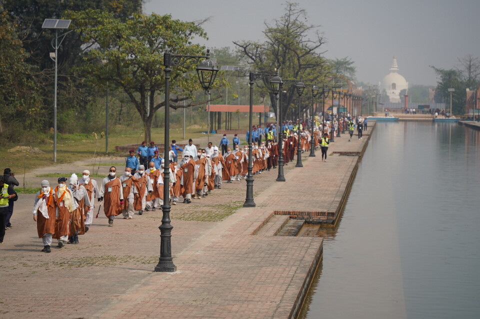 룸비니 동산 걸어가는 순례단
