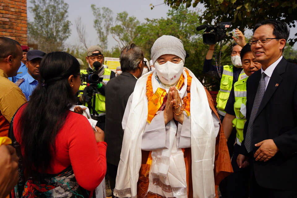 환영 나온 주네팔 한국대사와 네팔 관계자들