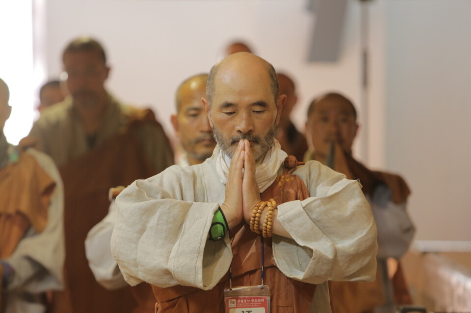 마하데비사원 기도 정진. 사진=공동취재단