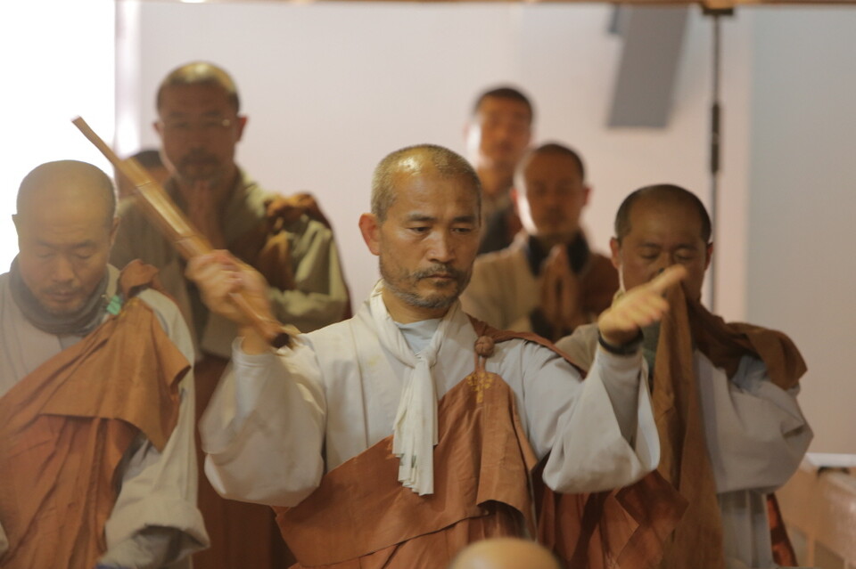 마하데비사원 기도 정진. 사진=공동취재단