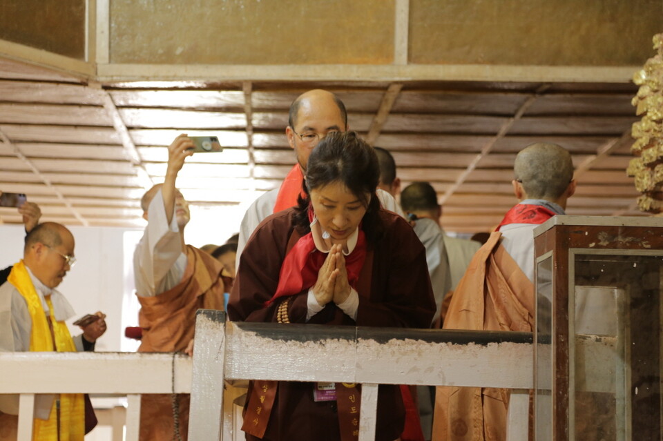 마하데비사원 기도 정진. 사진=공동취재단