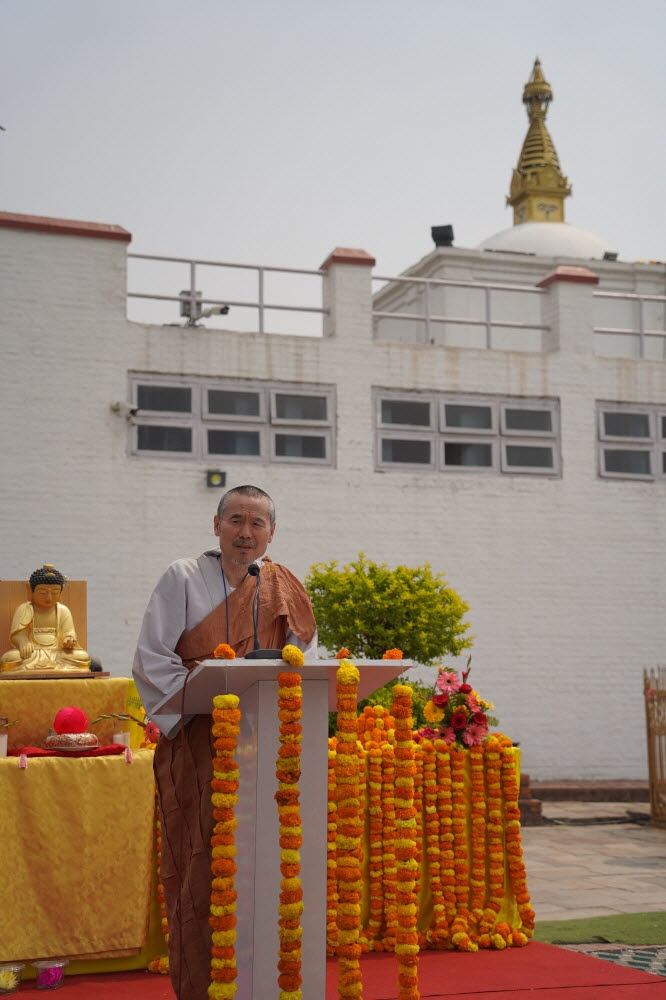 봉행사를 대독하는 포교원장 범해스님.