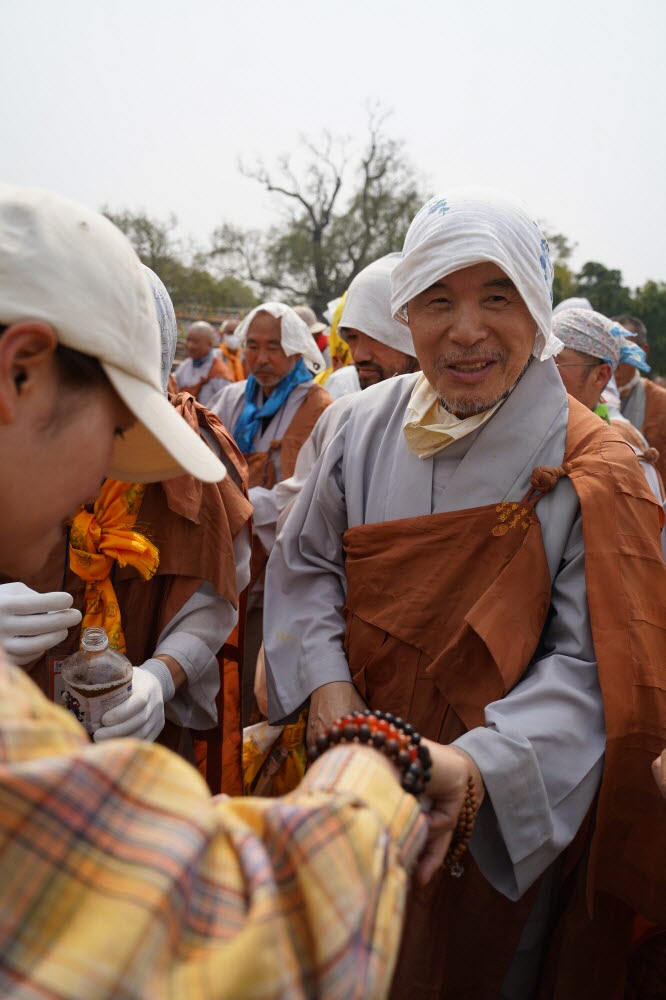 카트만두에서 불자교민이 순례단을 위해 수정과를 직접 만들어 보시했다. 더위를 씻어주는 청량제였다.