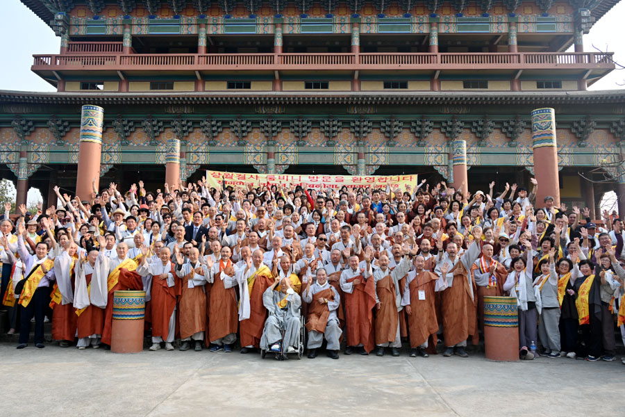 상월결사 인도순례단과 동화사 신도들이 함께 룸비니 대성석가사에서 기념사진을 찍었다. 전체 대중은 전법의 길에 나서자고 외쳤다.