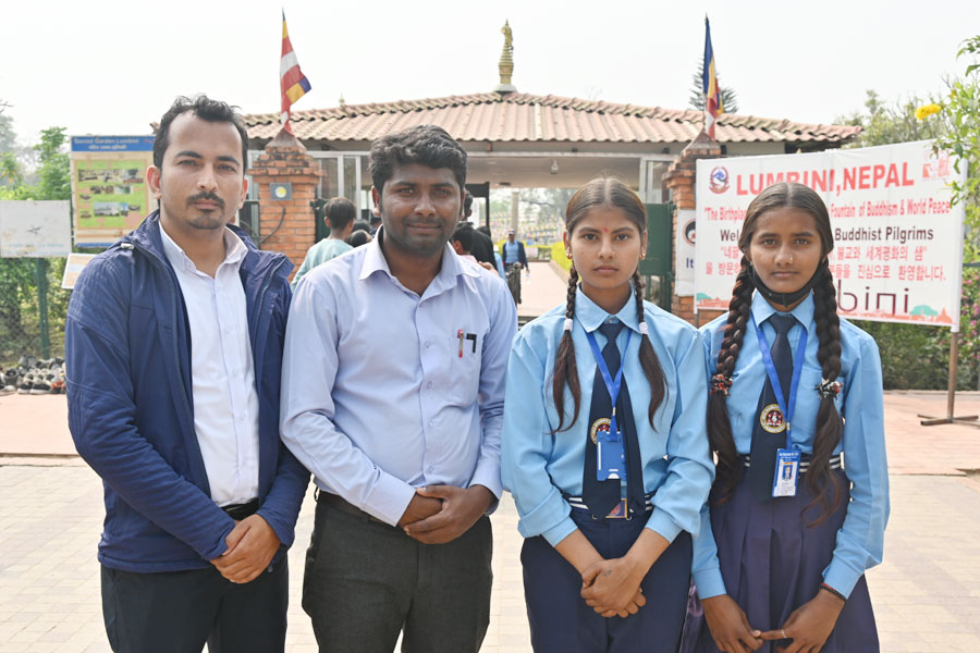 룸비니에 들어선 순례단을 500여 학생들이 박수와 환호로 환영했다. 쉬리 바가완푸르 베이직스쿨 교사와 학생들.