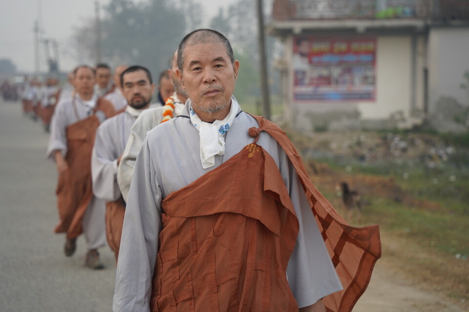 35일차 순례단은 룸비니와 카필라성을 잇는 순례길을 처음으로 열었다. 상월결사 회주 자승스님이 순례단을 이끌고 행선하는 중이다