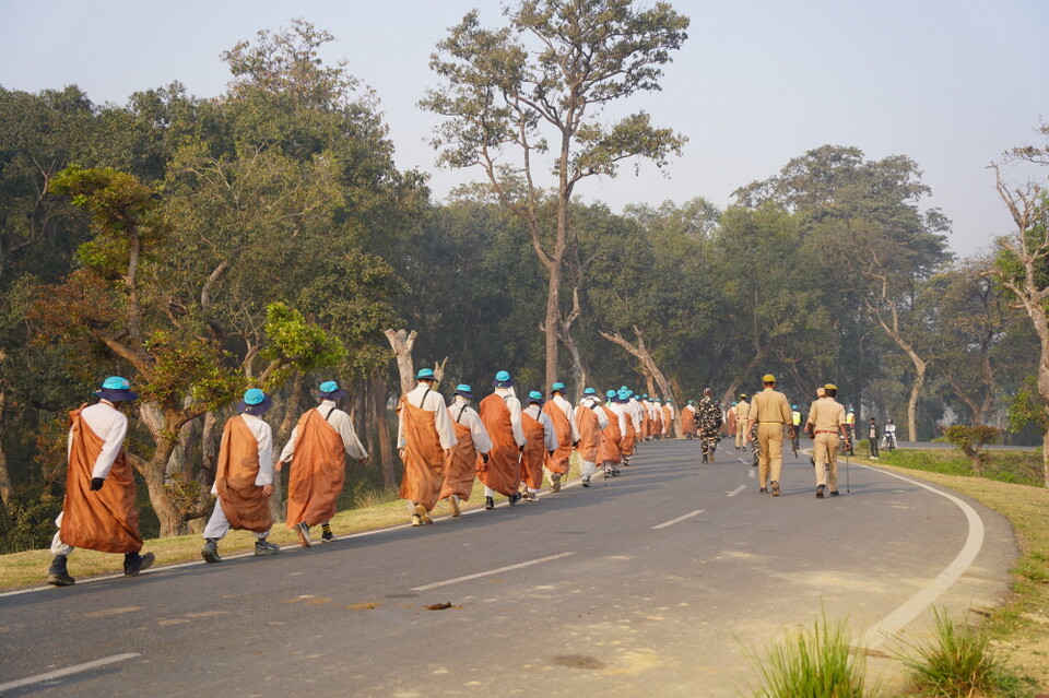 아름다운 풍경이 펼쳐진 붓다로드를 처음 문을 열고 가는  순례단