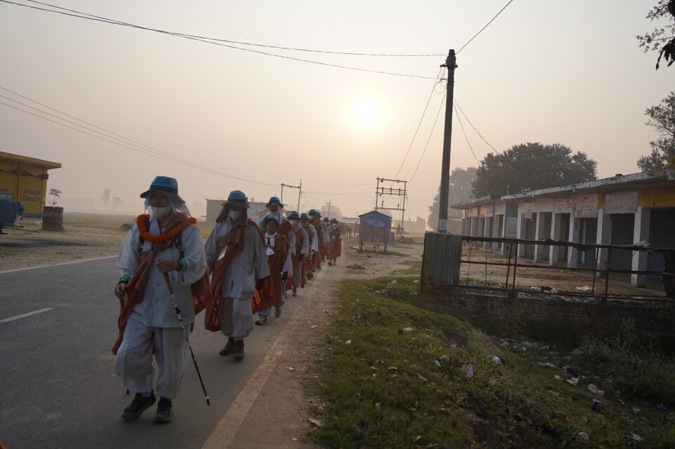 카필라성으로 향하는 순례단