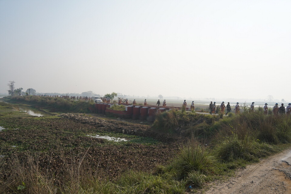 카필라 성으로 향하는 순례단