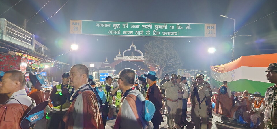 네팔 인도 국경선에서 대기하는 순례단