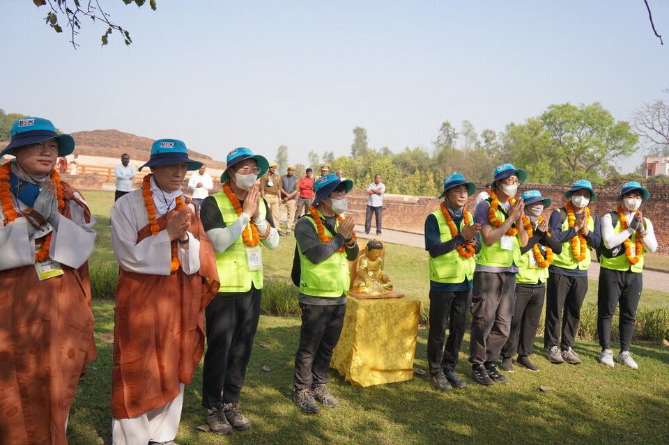 향림스님을 팀장으로 하는 총무원 순례팀이 카필라성에서 인사를 하고 있다