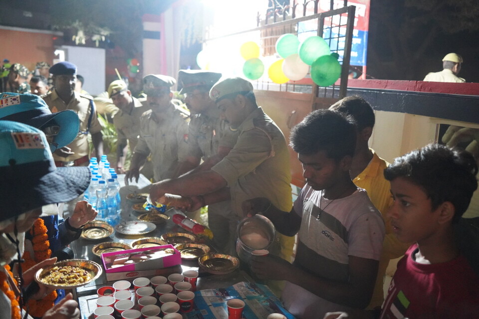 따뜻한 짜이와 과자로 순례단을 환대하는 경찰들