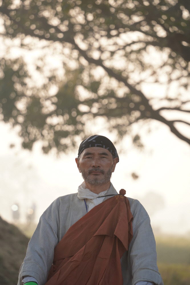 휴식 동안에도 꼿꼿한 자세를 잃지 않는 총도감스님