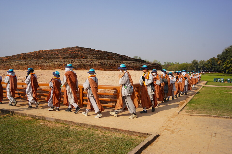 카필라성에서 부처님 진신사리 탑을 도는 순례단