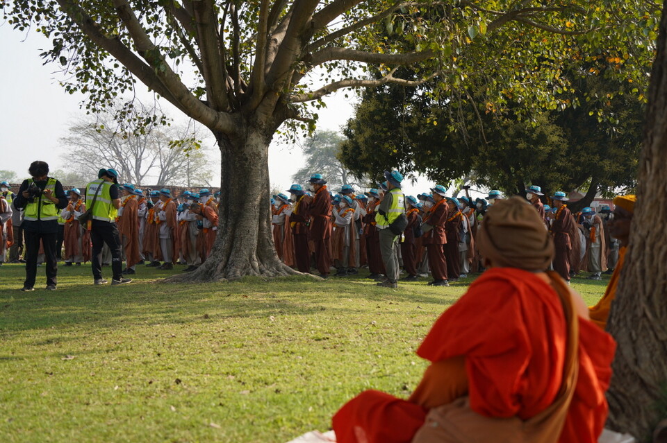 35일 차 회향 모습을 지켜보는 인도스님