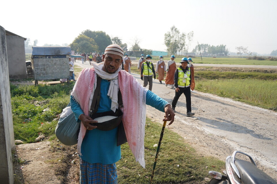 탁발하는 이슬람 성직자 옆으로 순례단이 카필라성으로 향하고 있다