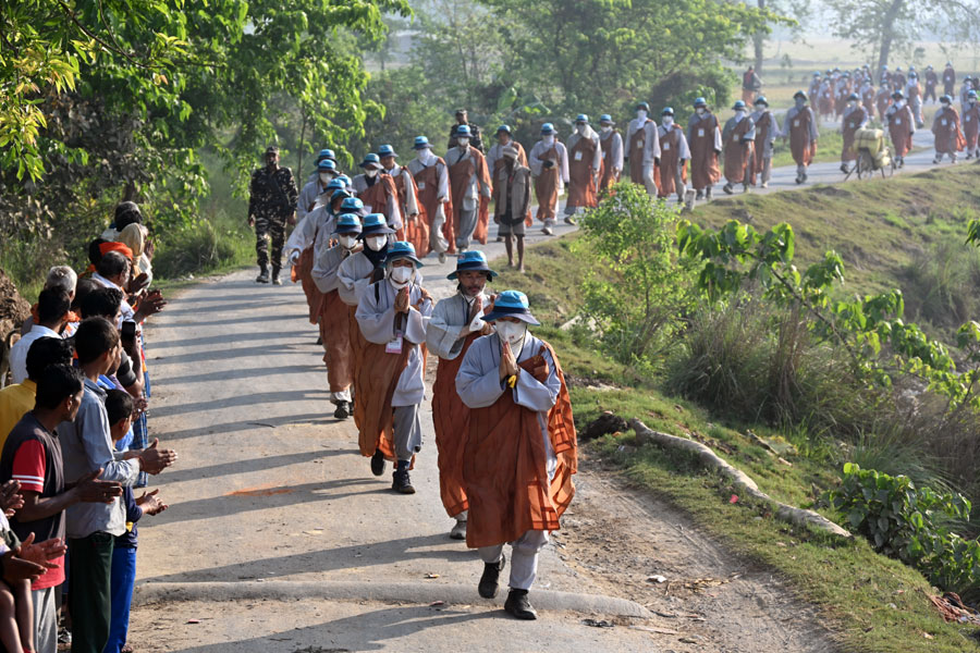 카필라성을 지나 쉬라바스티로 향하는 순례단. 회주 자승스님이 주민들의 환대에 합장으로 인사하는 모습. 사진=박봉영 편집국장