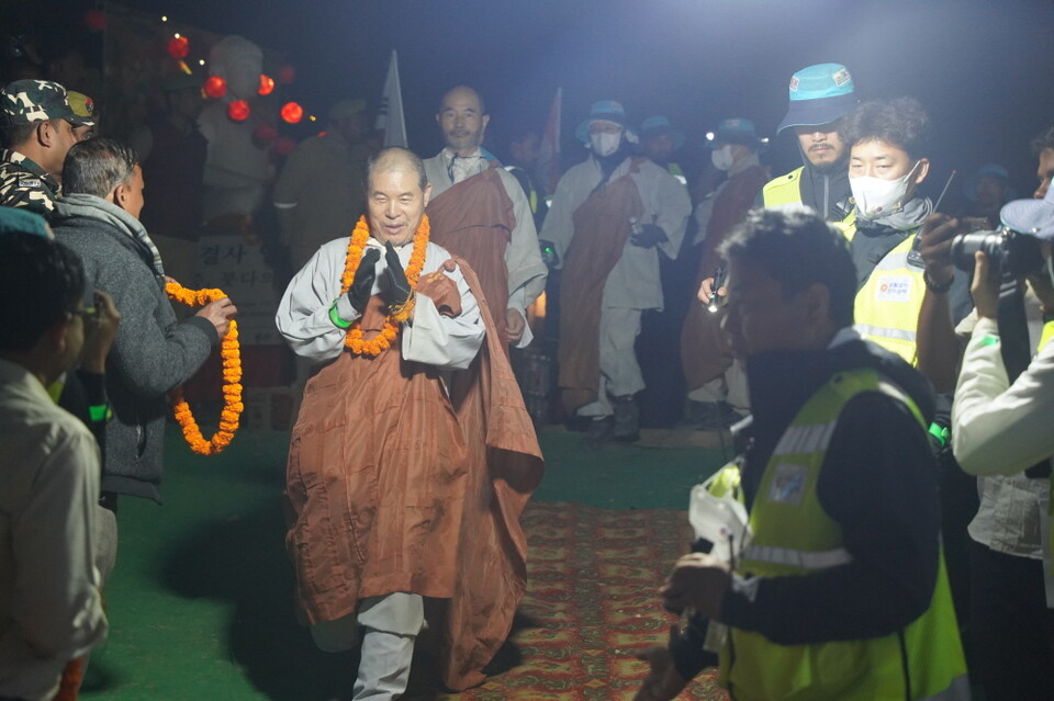 새벽부터 나와 순례단을 맞이하는 주민들.