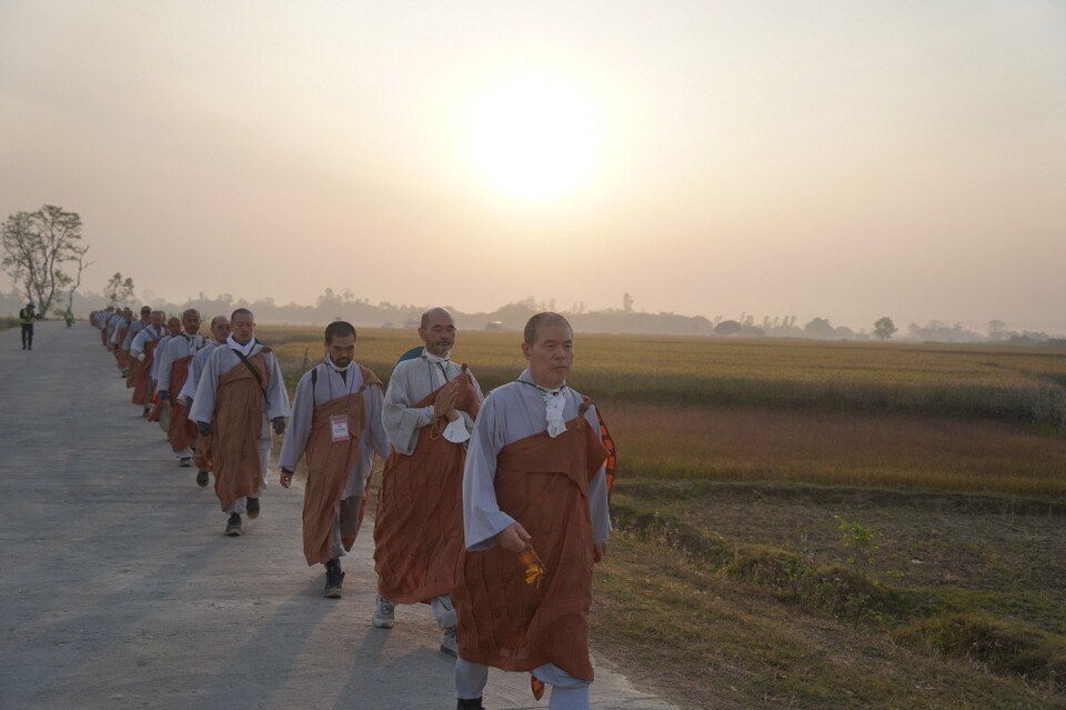쉬라바스티로 향하는 순례단.