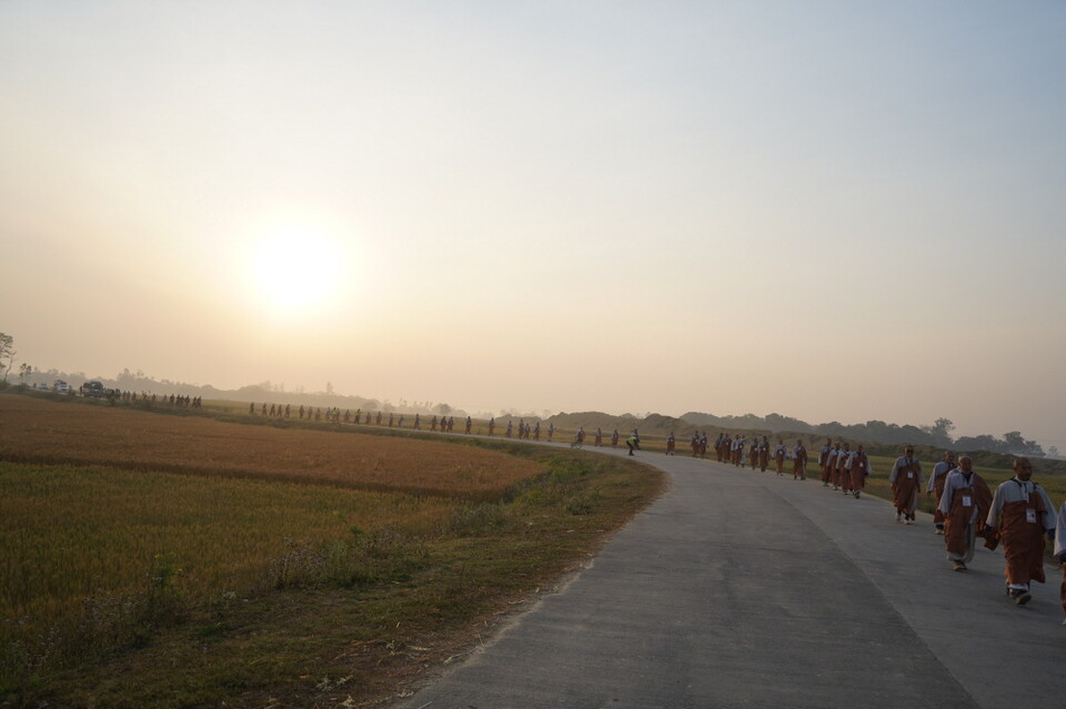 쉬라바스티로 향하는 순례단.