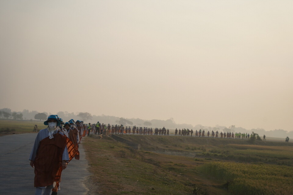 쉬라바스티로 향하는 순례단.