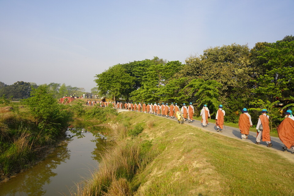 쉬라바스티로 향하는 순례단.