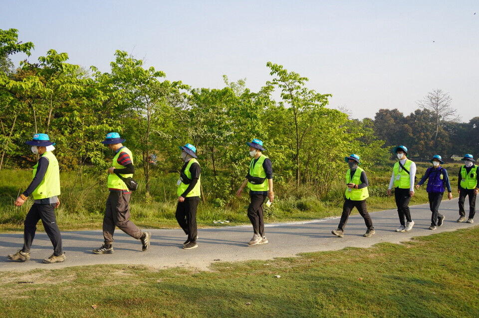 총무원 순례팀이 행렬 맨 뒤를 장엄하며 따르고 있다