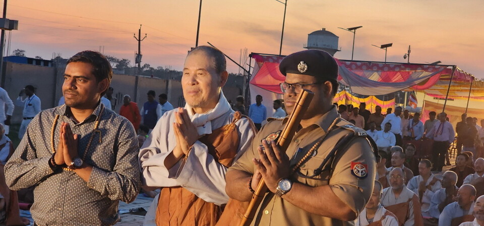 35일차 숙영지에서 주민들에게 선물을 증정하는 등 상호교류 하는 시간을 가졌다.