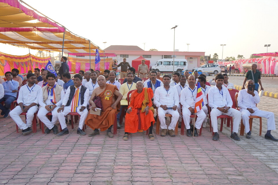 저녁예불 참석 인도 스님과 불자들.