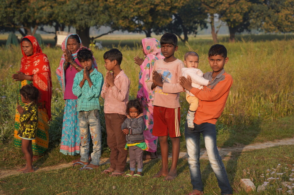 순례단을 환영하는 주민들.